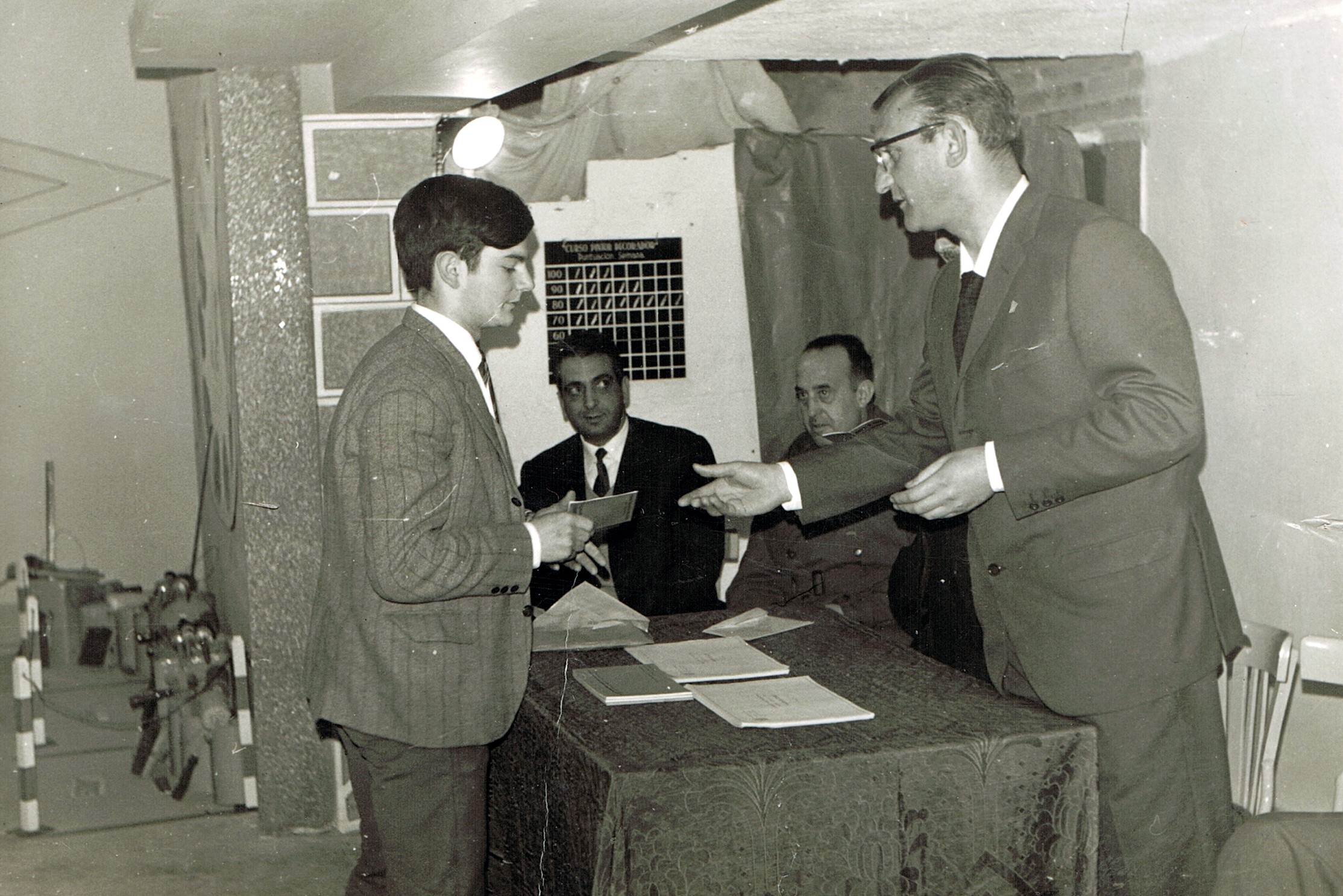 Ampliar: O Alcalde Perea dame o título de Pintor Decorador, PPO, 1966